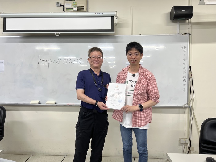 講師感謝狀頒發2