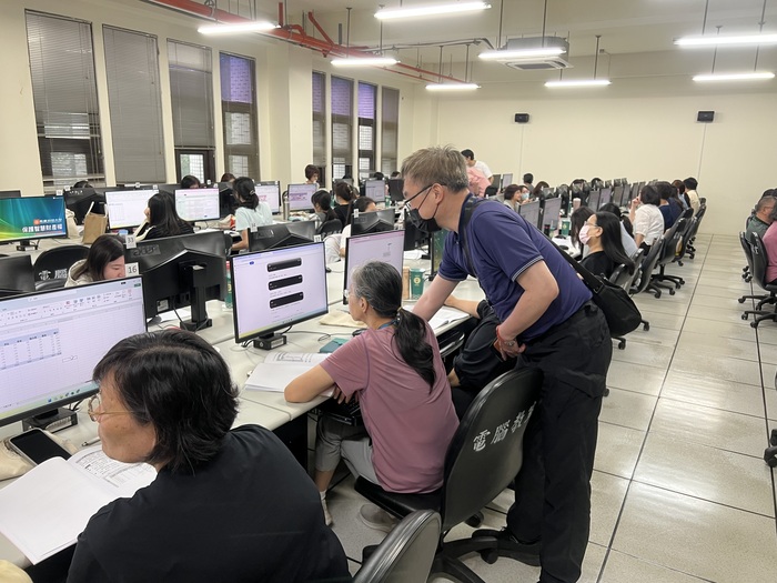 現場學員互相協助教學與交流