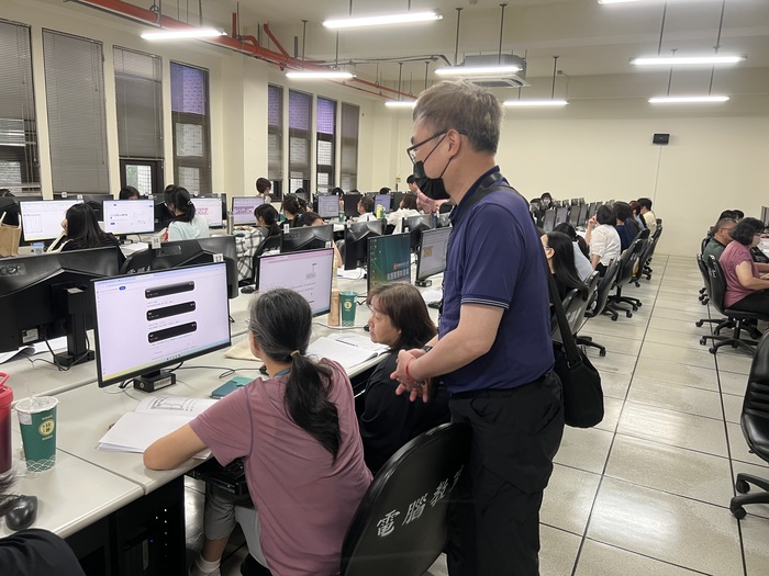 現場學員互相協助教學與交流2